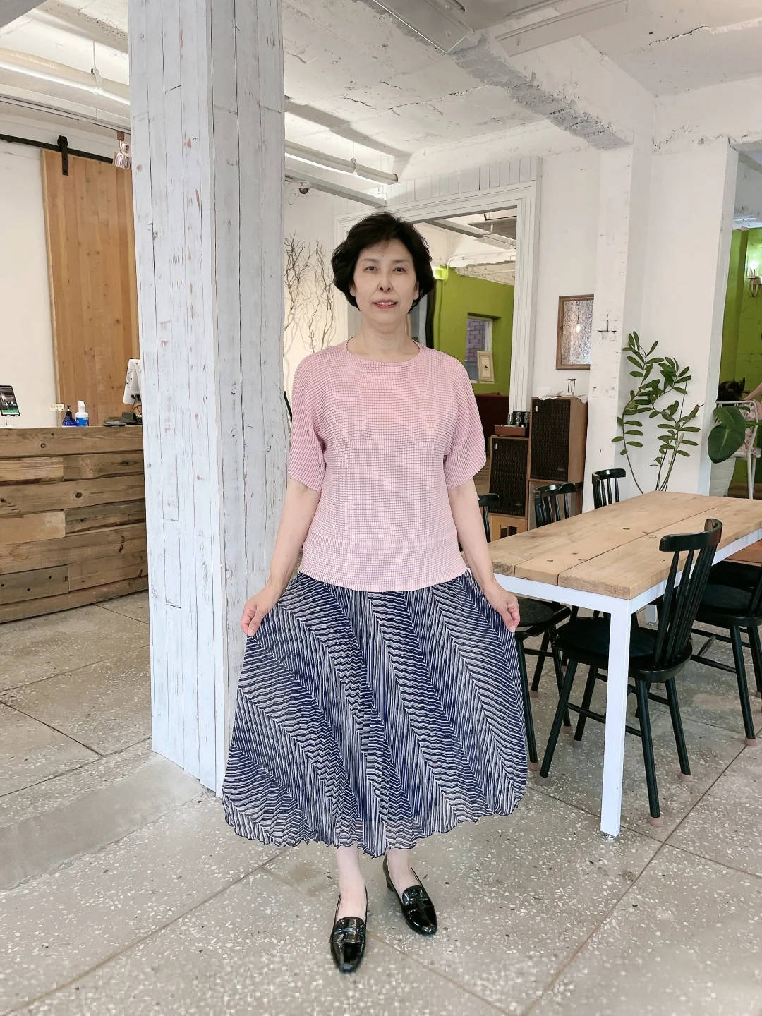 蓝色|女人过了60岁,妈妈衫就该这么穿,配七分裤和平底鞋,优雅又减龄