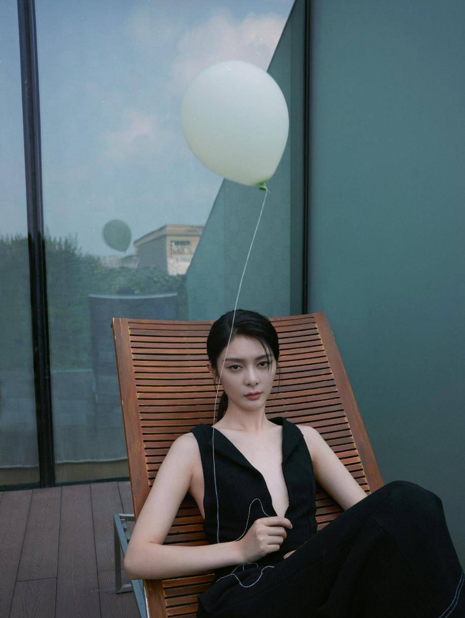 黑色|傅菁太低估自己的身材了,这么“大领口”的衣服都敢穿,美的高级