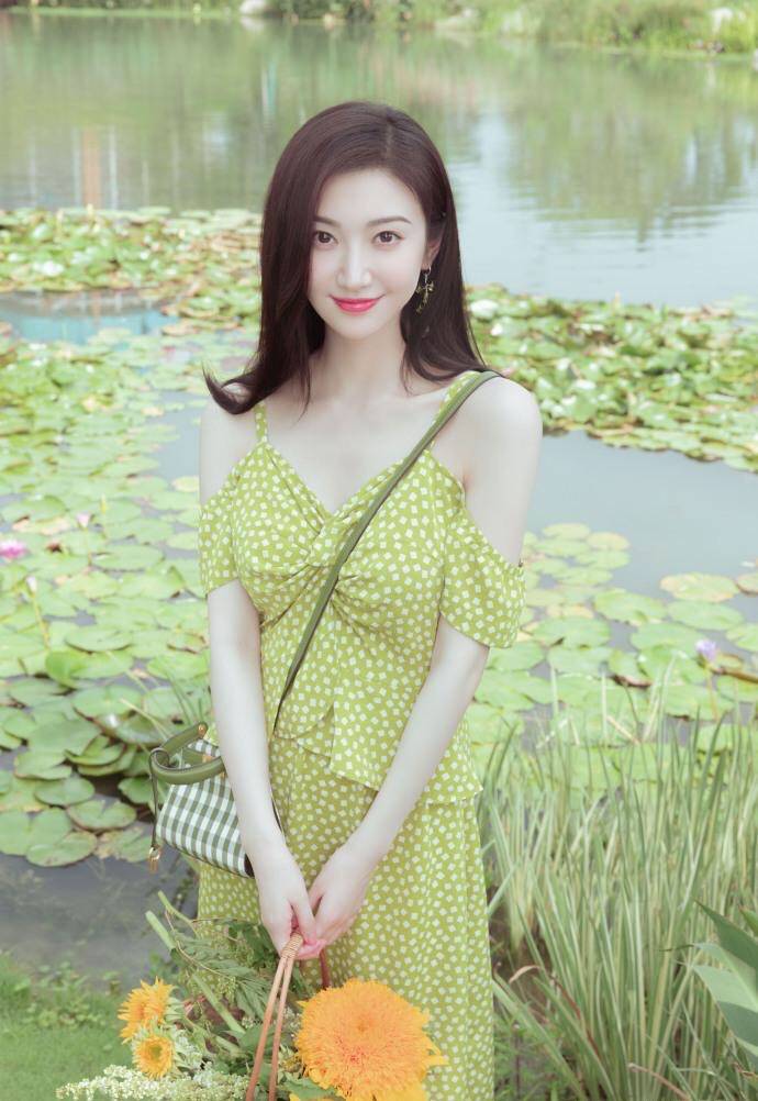 初恋|景甜也有软萌的一面，吊带裙打扮显初恋味，很难信她33岁了