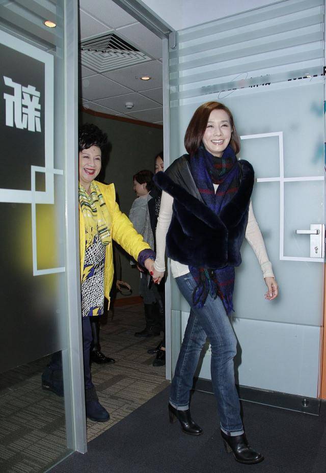 显得|毛舜筠穿出了我们“晚年”想要的样子，皮草夹克配蕾丝衫，真时髦