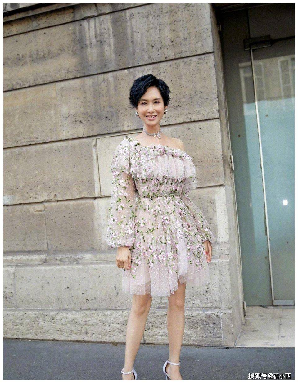 傲人|朱茵完全忽略了大婶的年龄,一身别致穿搭,大胆展现“傲人”身材