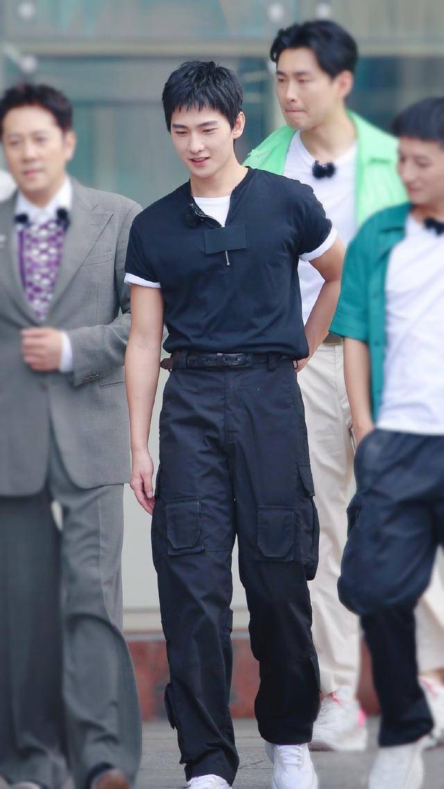 显得|杨洋这是什么操作？保安服也能穿成时尚，粉丝：时尚关键看脸
