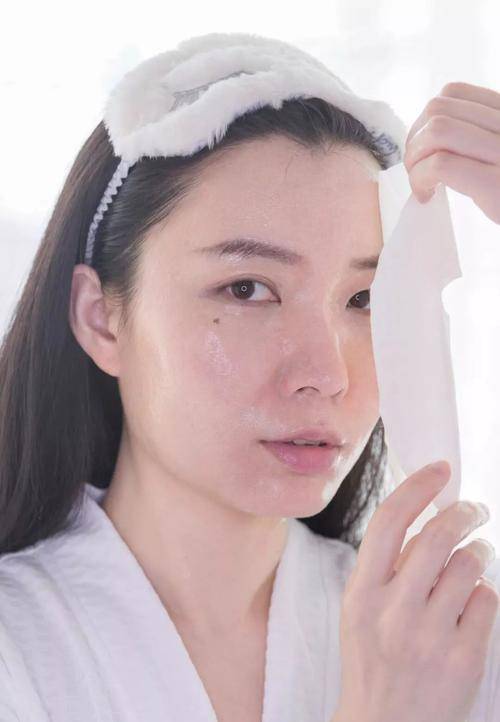 颈部|50岁以上的中老年人：涂面霜时做好3件事，平价也用出美容院效果