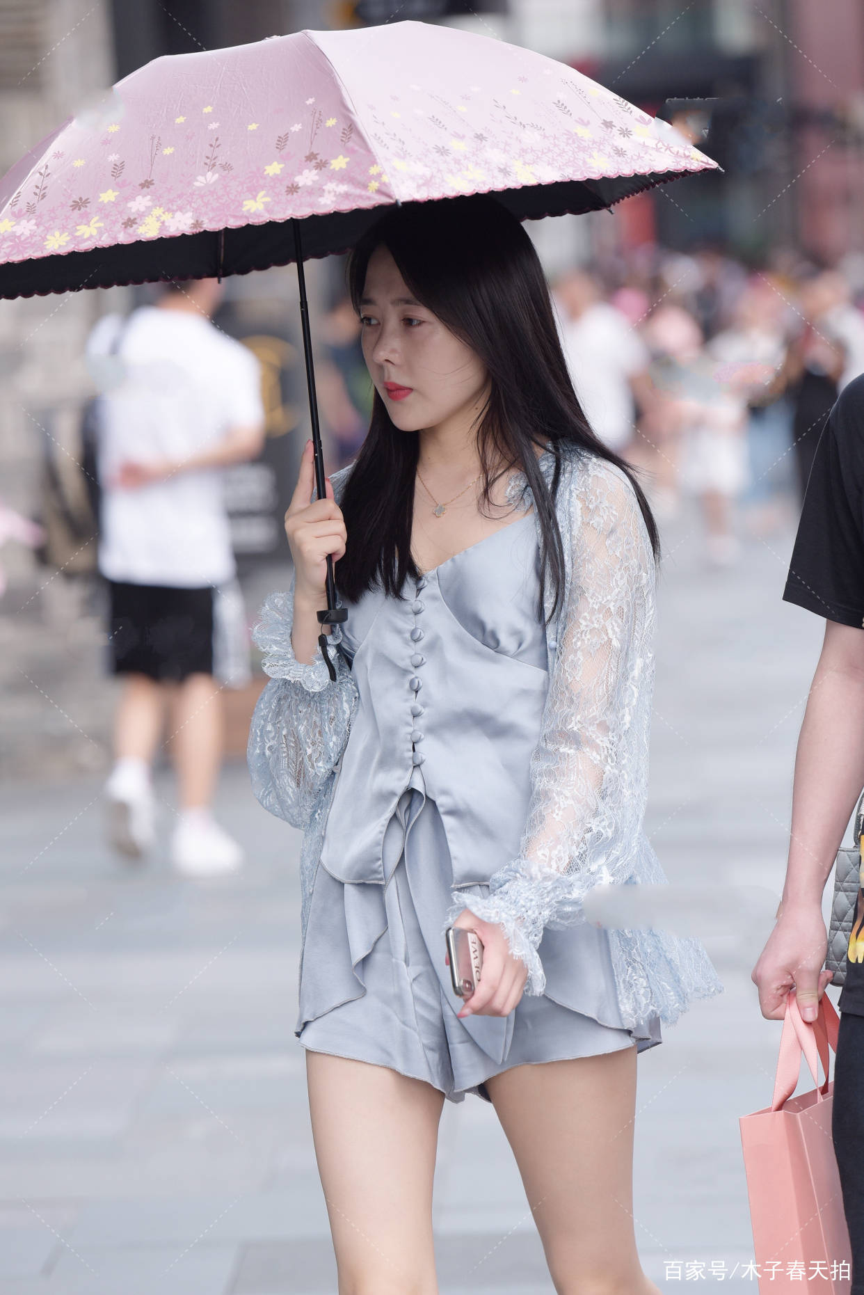 爱美|手拿太阳伞身穿会色连衣裙，轻松展现最高级的气质