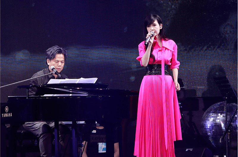 都能|虽然周慧敏老得明显,但依旧有少女心,穿裙子都挑亮色,看着好嫩