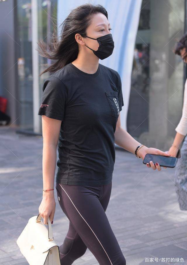 发型|黑色宽松半袖搭配黑色打底裤，打造完美比例，又不会显老态