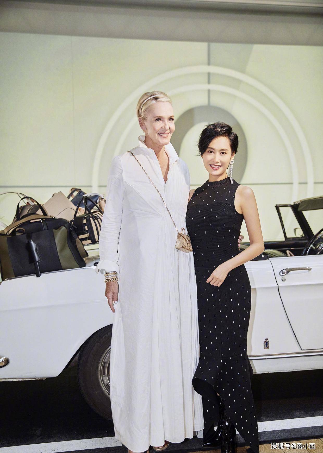 傲人|朱茵完全忽略了大婶的年龄,一身别致穿搭,大胆展现“傲人”身材