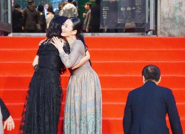 项链|陈冲赵涛同框合影都穿连衣裙,一个霸气一个优雅,真不愧是老戏骨