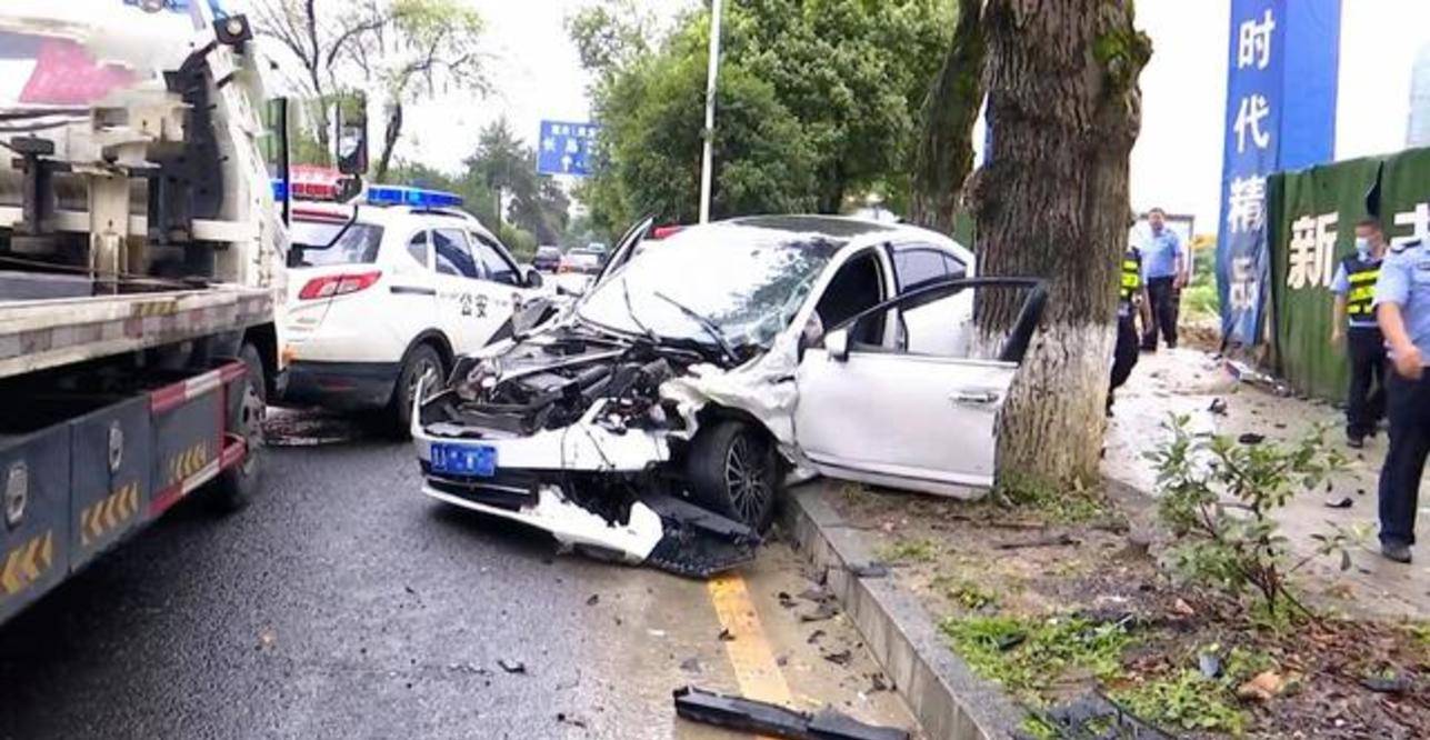 父亲送孩子去学校报名 结果半路上飞来横祸 可怜父子俩天人两隔 事故 新闻时间