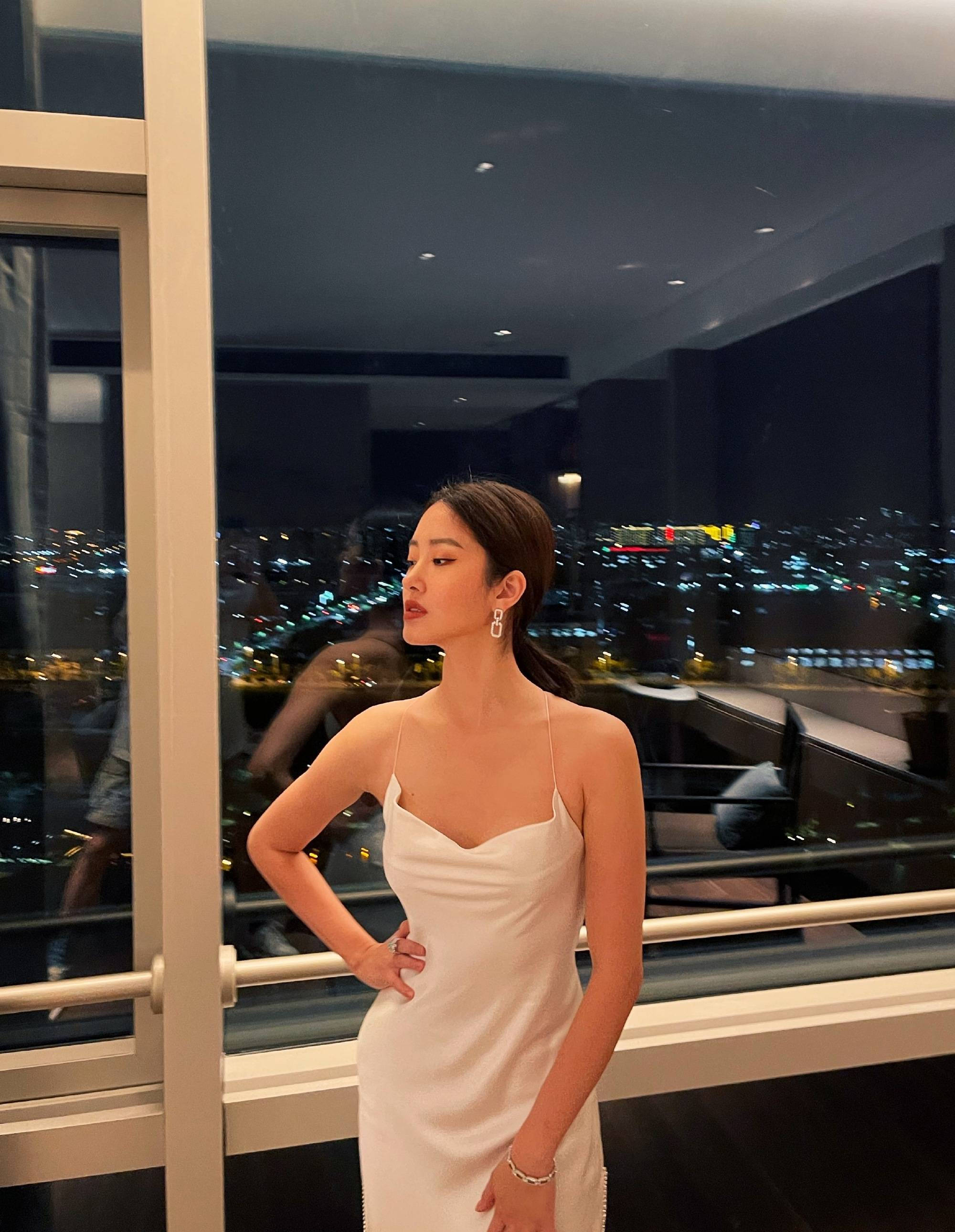 杨采钰穿白色吊带裙参加聚会 大露美背性感撩人