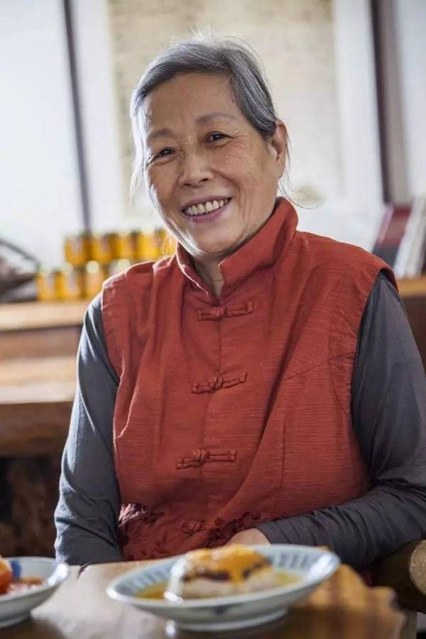 胡萝卜素|过了50岁皮肤还白的女人:两种水果少吃,三样东西多擦