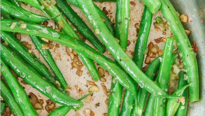 食谱|蒜香四季豆配辣椒酱这些蒜味四季豆是一道美味 简单的配菜