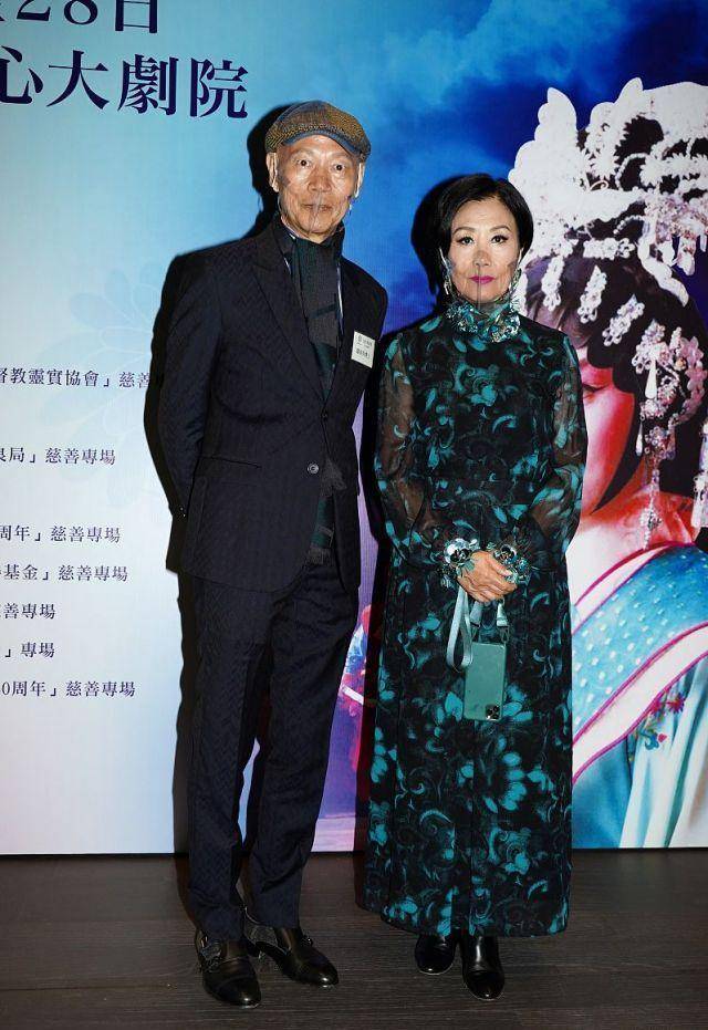 进行|汪明荃一点不服老，穿高领连衣裙优雅神秘，简约温柔又有气场