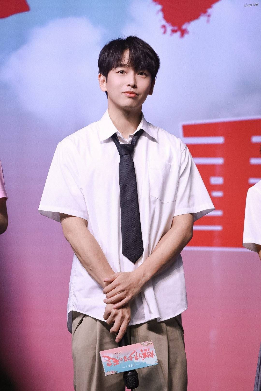 运动服|彭昱畅状态上热搜了,瘦下来的彭彭真帅气,穿白衬衫真有校园范儿