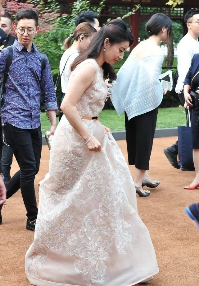 郭晶晶|郭晶晶不愧是“阔太太”,一袭亮片旗袍裙优雅高贵,气质绝佳