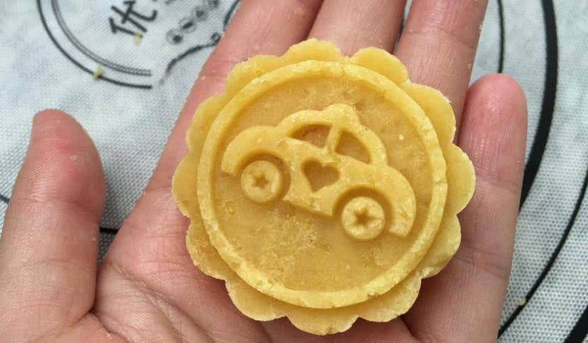 绿豆糕家常做法不脱皮 1641cfd39df64e28a589db21cd8eafb8.jpeg