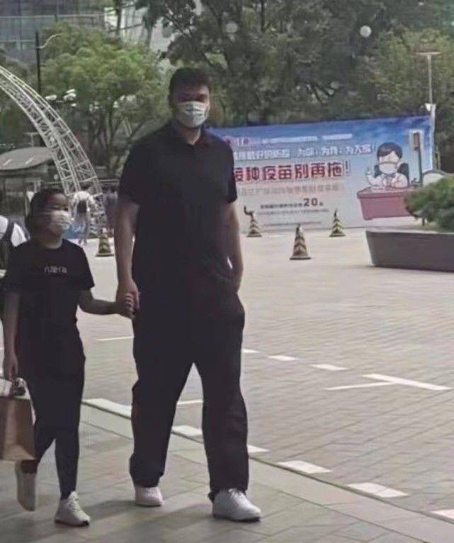 设计|姚明11岁女儿太时髦！170超模身高太好穿衣，一身黑穿出高级感