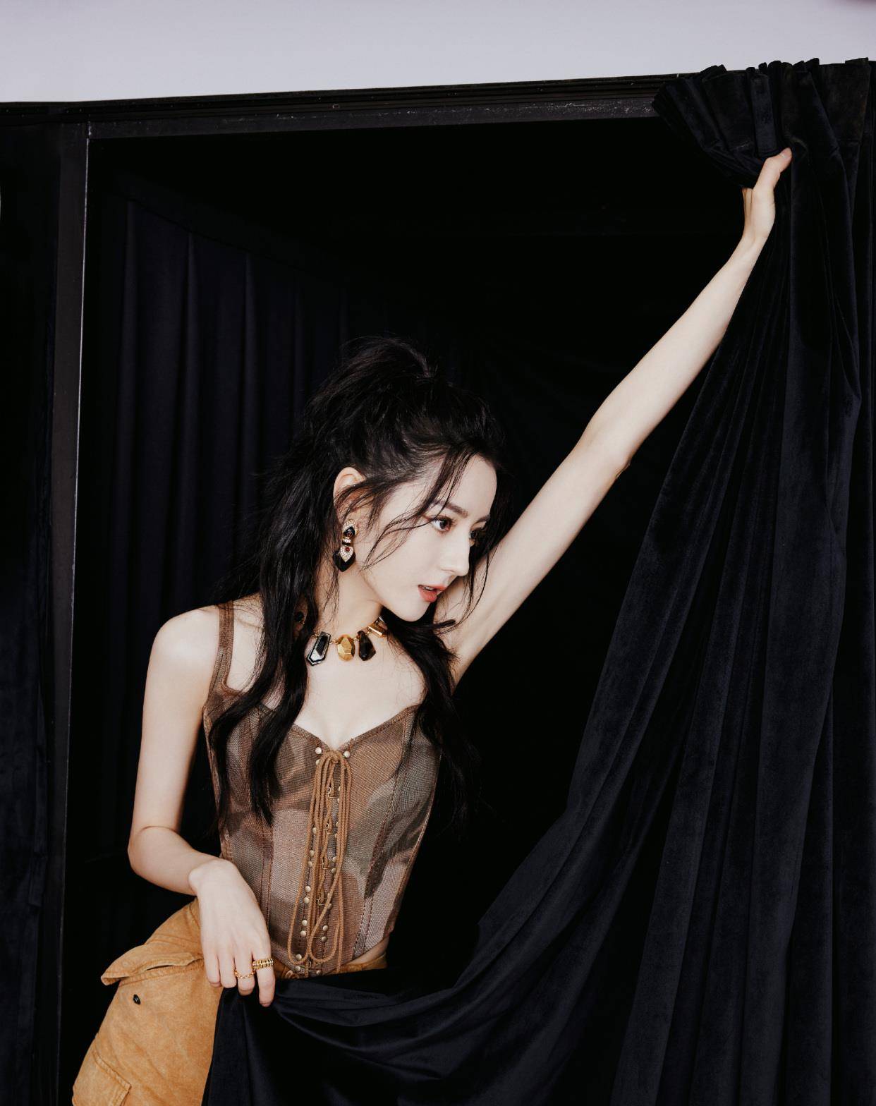 迷彩|迪丽热巴罕见“迷彩装”现身，吊带配工装裤大秀身材，真是养眼