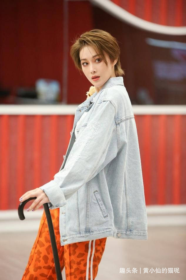 面部|短发的张馨予别有风韵,穿低领连衣裙秀凹凸曲线,女人味十足