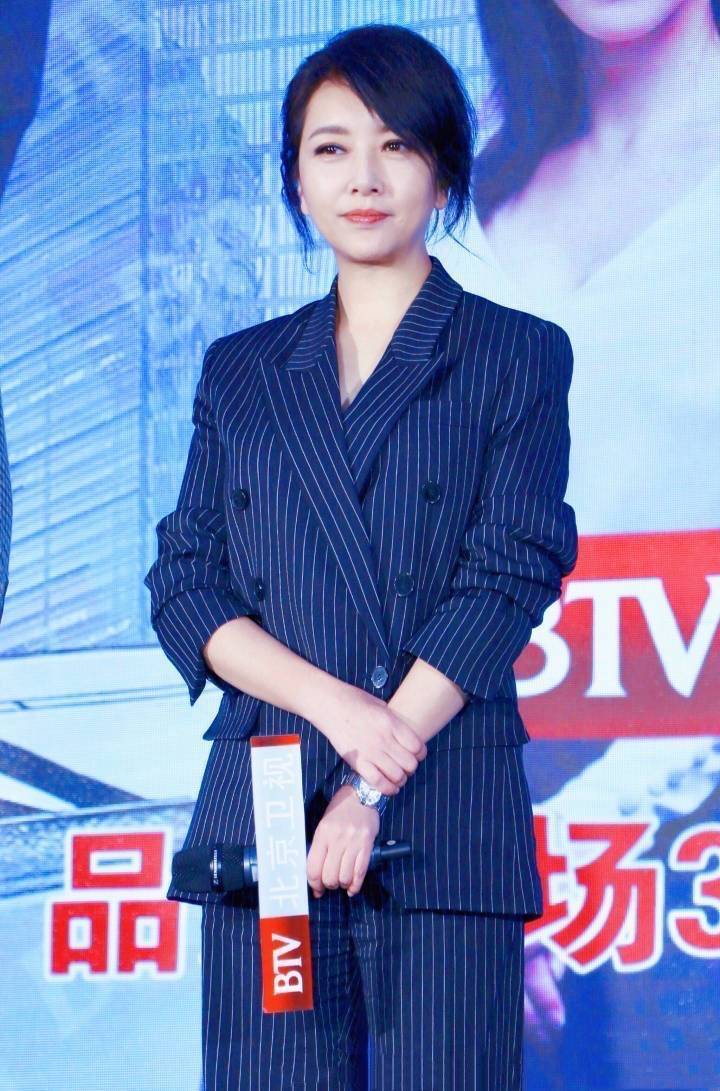 宫廷范|江珊真的是“时光美人”，穿花苞印花裙明艳高贵，侧卧如沉睡女王