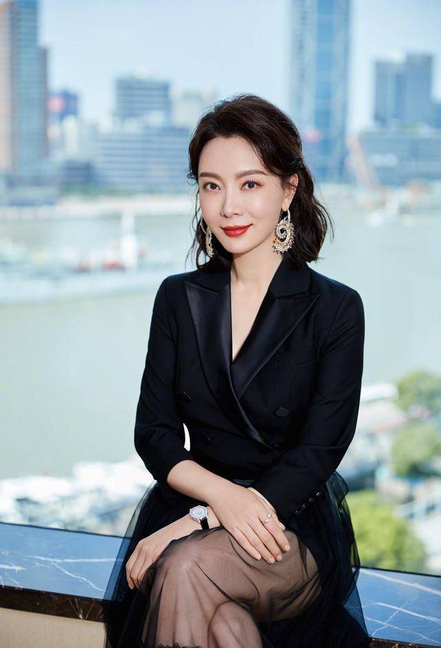 整体|陈数穿衣搭配美课堂，42岁的她，竟把西装穿出了高级贵妇感！