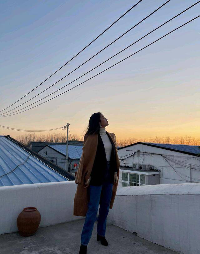 黑色|杨采钰的法式穿搭让人心服口服，黑上衣配西裤优雅干练，高级精致