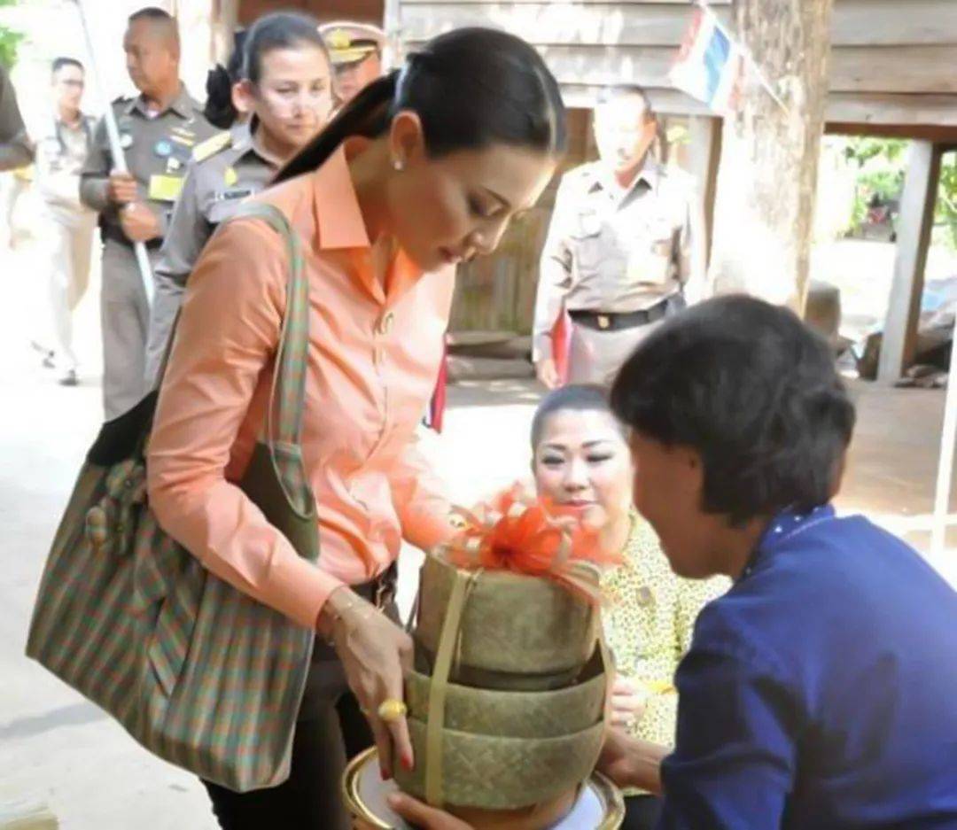 50岁西拉米成熟了,手握两大宝贝不急着回宫,让提帮功王储先定位