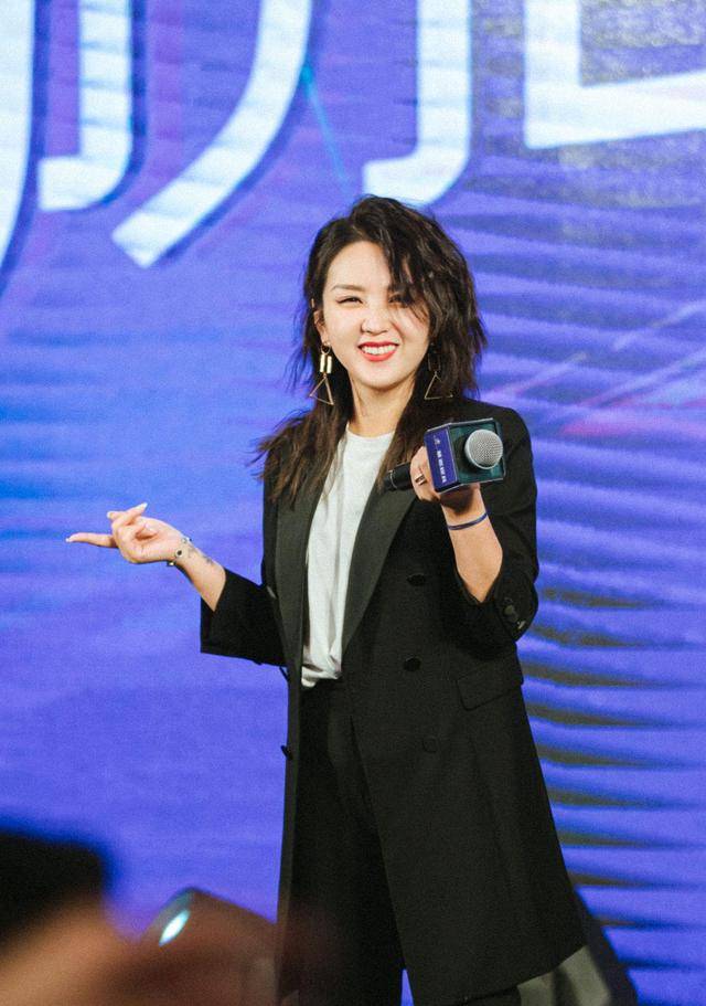 身材|何洁终于找对风格，西装干练知性又有气场，轻松掩盖微胖身材