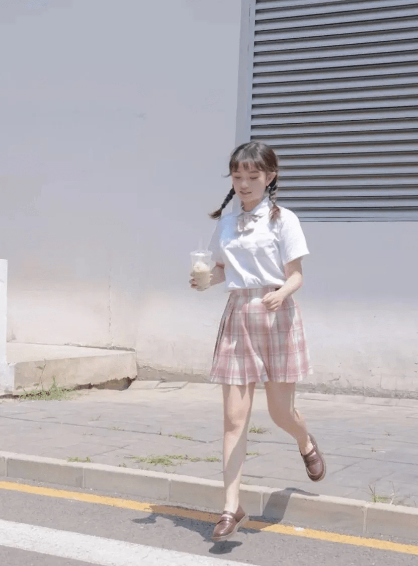 姐妹|秋天天气转凉，别总穿一个款式的裤子，这4条裤子时髦又显瘦