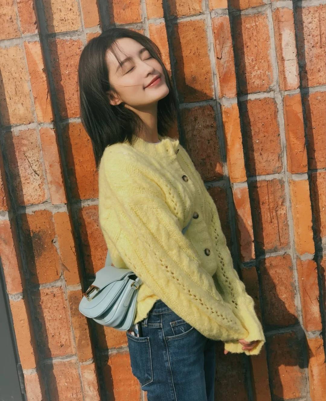 身材|30岁李沁身材这么好？穿红色蕾丝裙丝毫不显臃肿，反而特衬比例