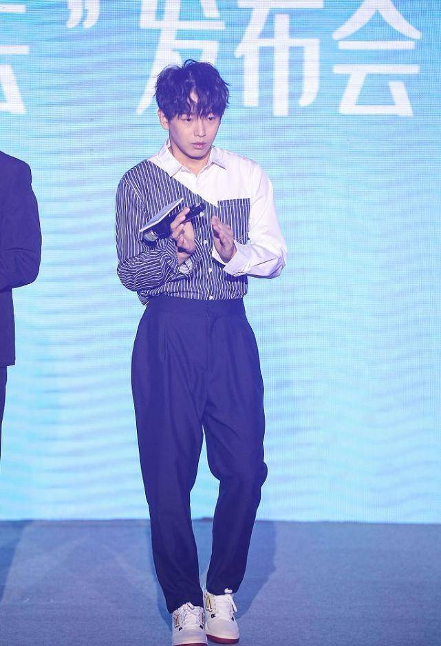 运动服|彭昱畅状态上热搜了，瘦下来的彭彭真帅气，穿白衬衫真有校园范儿