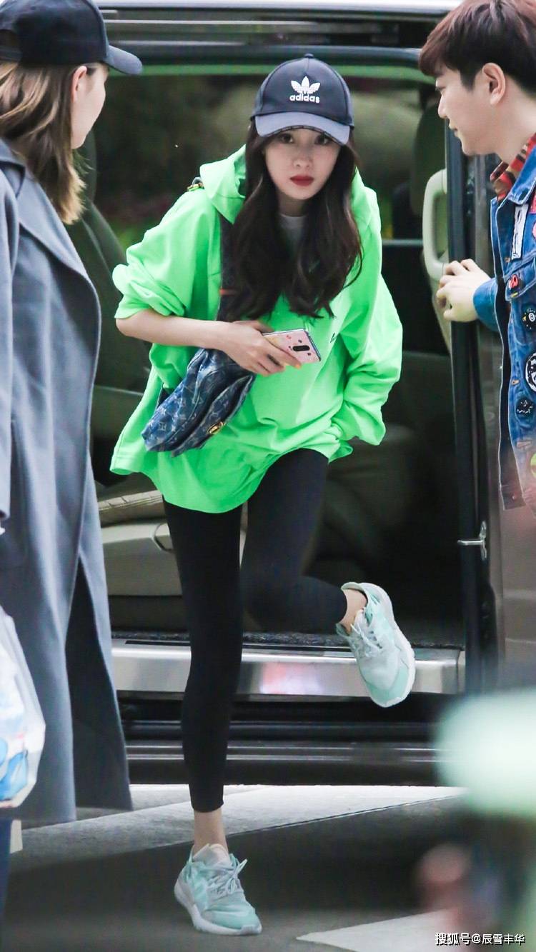 身材|跟着杨幂学“慵懒风”穿搭，格子衫配皮直筒裤，遮肉又显优秀身材