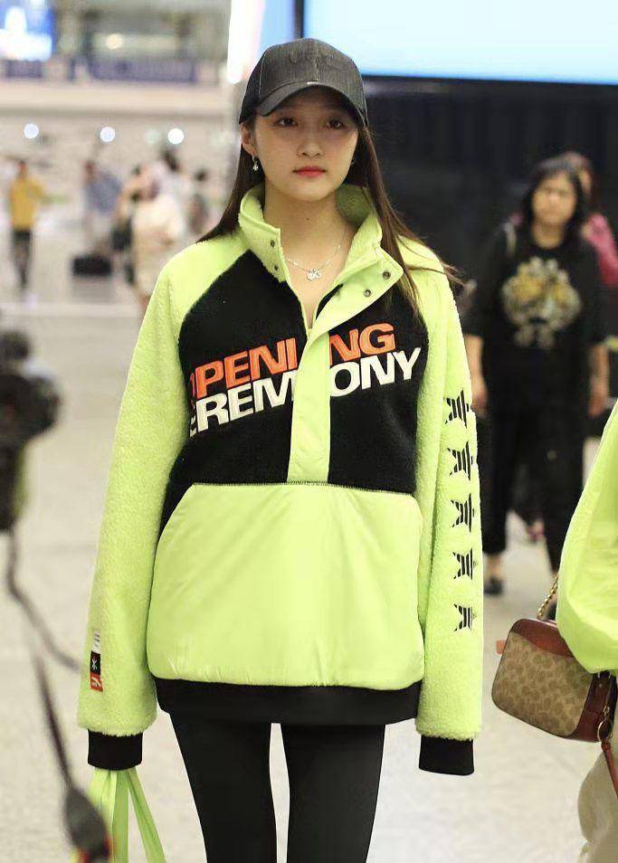 设计|关晓彤真是“腿精”，身穿亮片连衣裙搭配高跟鞋，大长腿秀不完