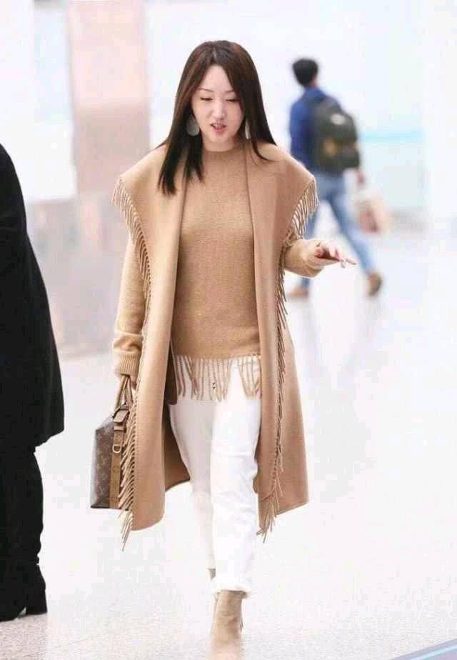 流苏|杨钰莹真会挑衣服，驼色流苏大衣优雅稳重，内搭流苏毛衣优雅高级