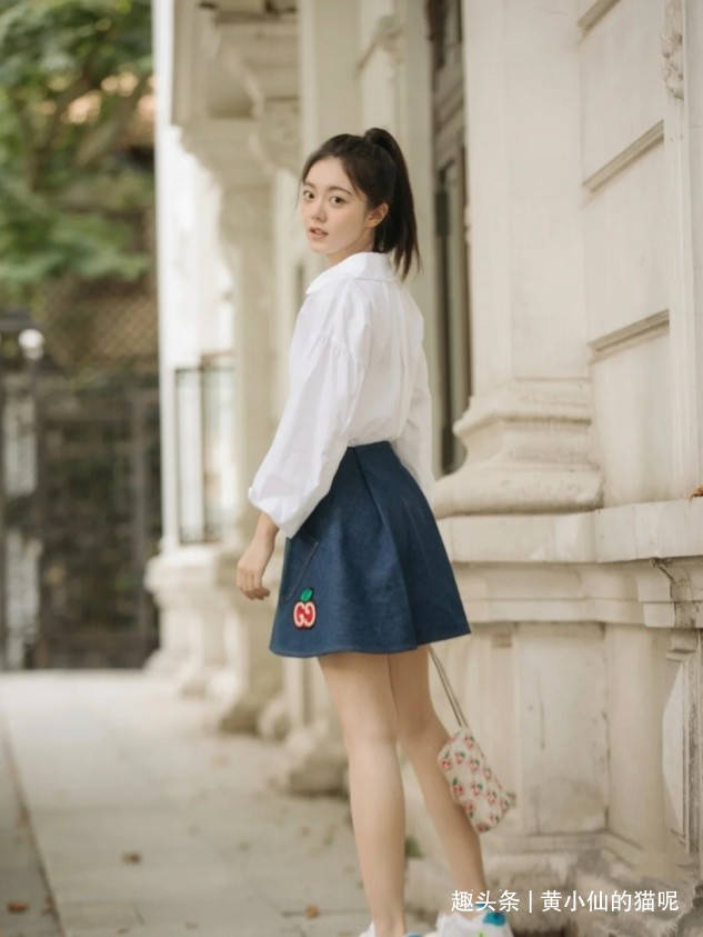 短裙|赵丽颖路透生图状态真好，戴贝雷帽穿小短裙似少女，甜美又可爱