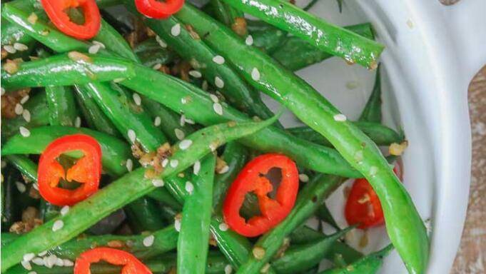 食谱|蒜香四季豆配辣椒酱这些蒜味四季豆是一道美味 简单的配菜