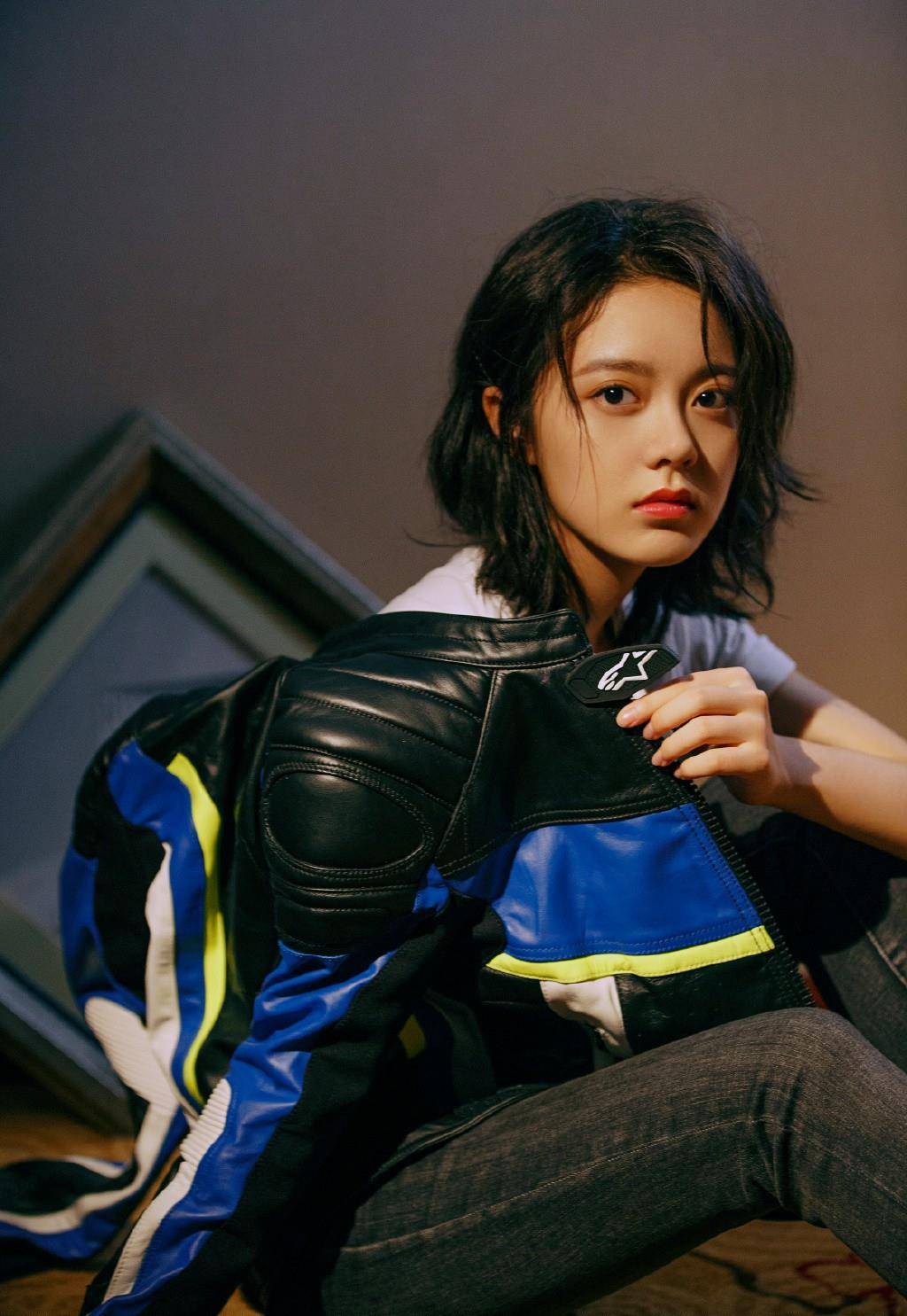 黑色|她是《少年派》林妙妙,穿机车服配牛仔裤,帅气得不像17岁少女