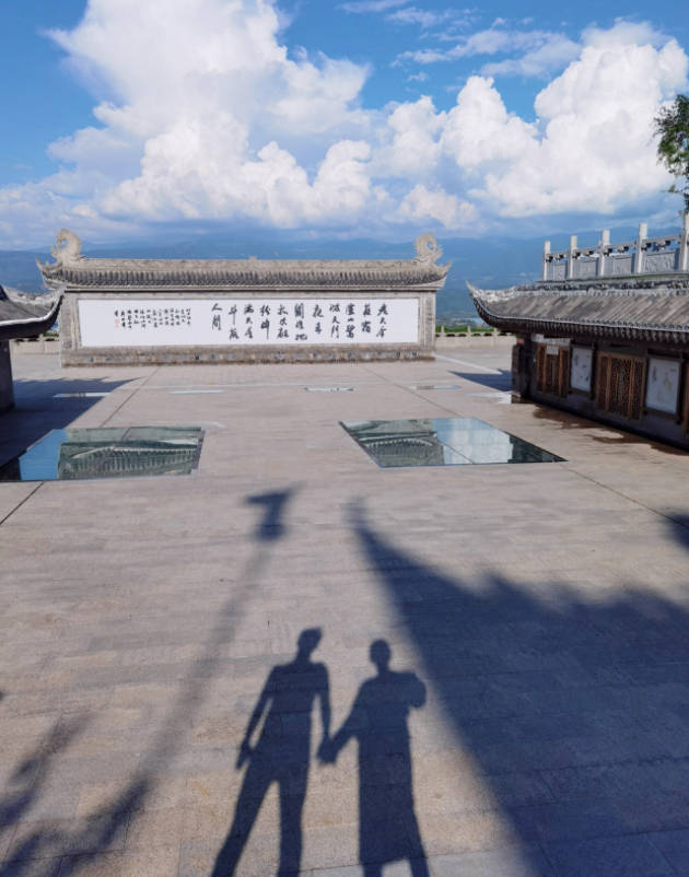 小孩|苗苗晒与郑恺出游照，皮肤白皙小腿纤细，两人搭肩手牵手超甜蜜