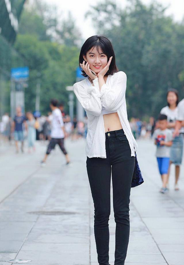 黑色|黑色打底裤搭配白色上衣，可爱软妹穿搭，时尚感却并不够