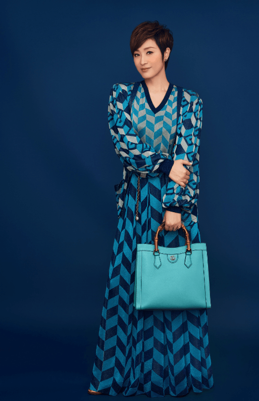 效果|陈法蓉白费心机,闺蜜合照都穿圆领就她穿V领,但选错版型挺显胖