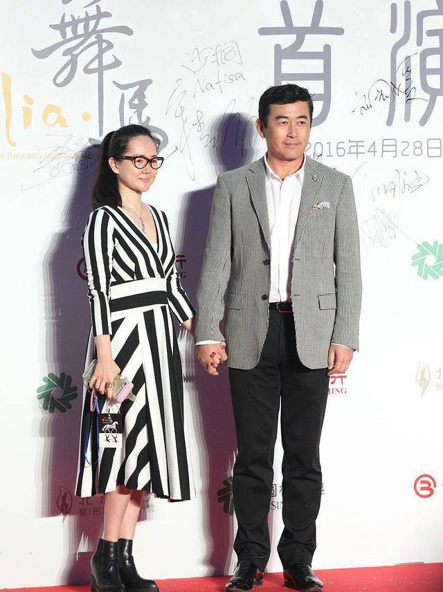 黑色|王志飞老婆挺有名媛感的，黑色薄透裙配珍珠项链，身材挺高挑的