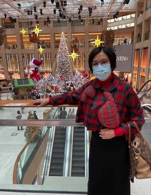 进行|汪明荃一点不服老，穿高领连衣裙优雅神秘，简约温柔又有气场