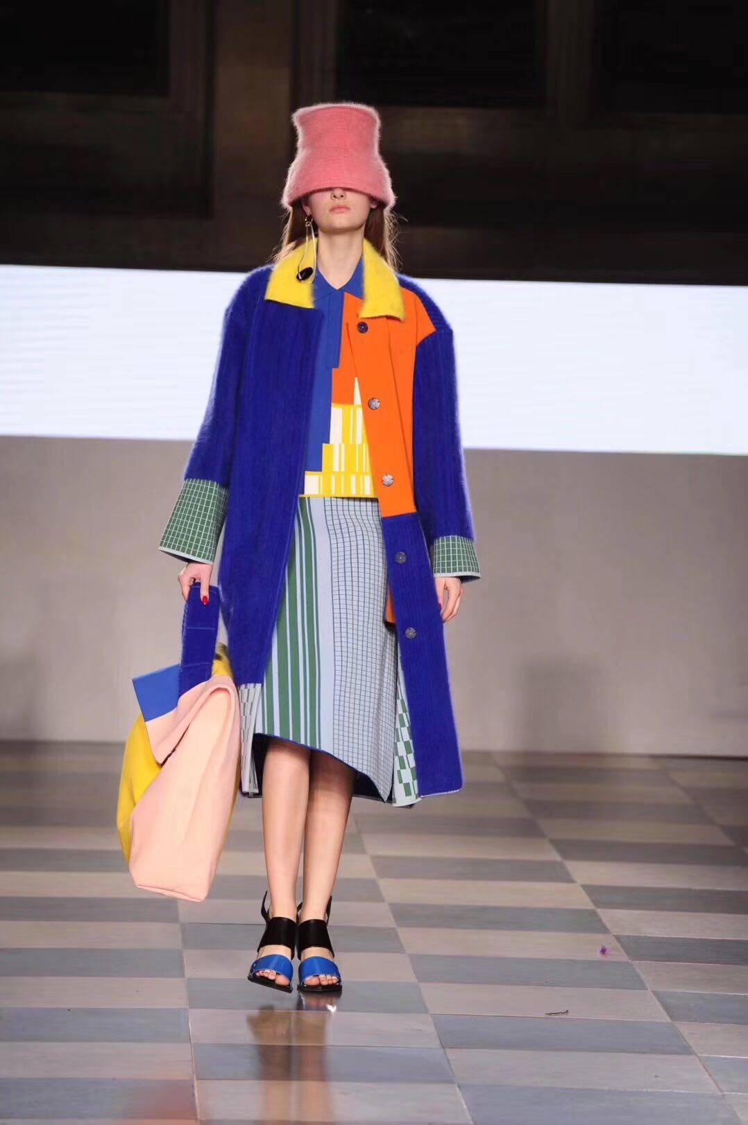 对比色|凯特王妃真敢穿，裤子的裤腿比腰还宽，一身“绿配紫”也有高级感