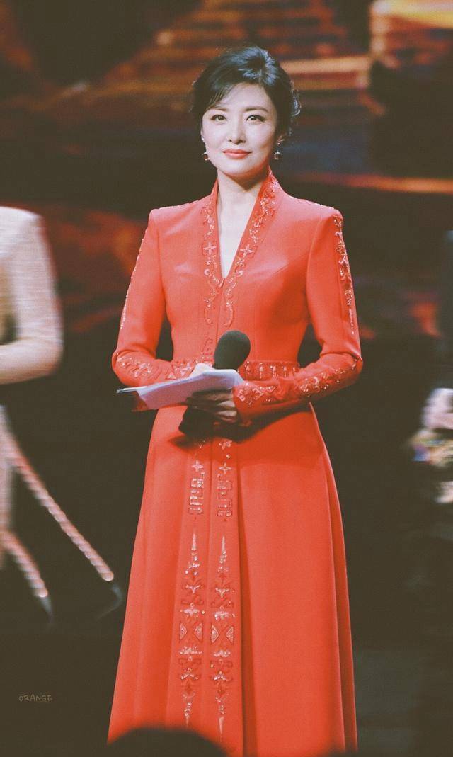 黑色|周涛已经51岁了，一身黑色连体装现身，身材曼妙气质可真好！