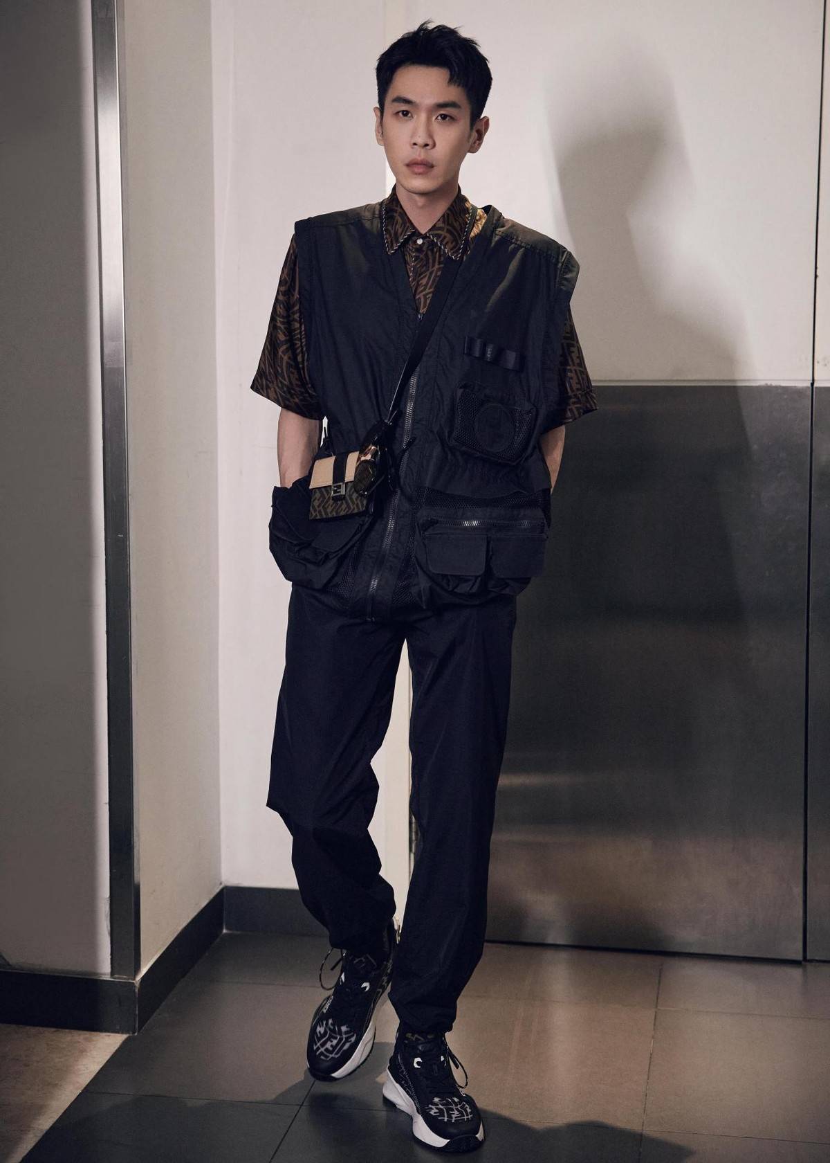 颜色|张若昀看着不像孩子爸，穿衬衫还是个大男孩，真招女粉喜欢