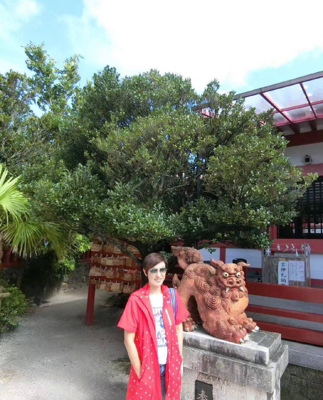 显得|52岁陈法蓉不显老，红衣搭破洞牛仔裤出游，时尚穿搭减龄又时髦