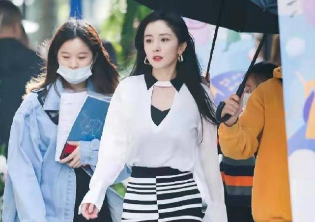 二八定律|杨幂拍戏太累？生图路透法令纹抢眼显老十岁，穿60块回力鞋撑国货