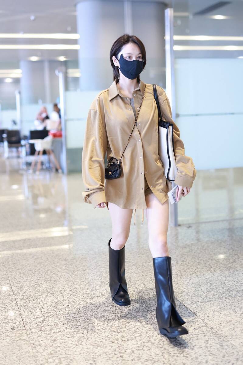 设计|张馨予真不怕热，炎炎夏日穿“骑士靴”，造型倒是很有潮流感