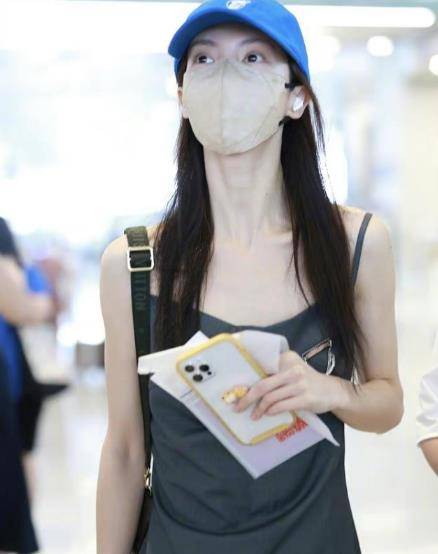 后背|金晨机场穿“荡领”吊带裙,后背设计比前面好看,就是身材太骨感