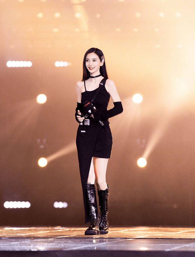 杨颖|Baby现身《英雄联盟》10周年，穿工装露香肩，32岁仍有娃娃脸